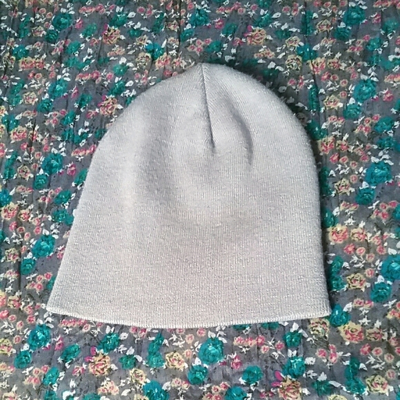 💕 $10 if bundled with 3 or more items - EUC Gray moi beanie - Picture 2 of 2
